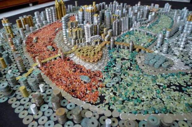 Китаец построил макет родного города из 50 000 монет