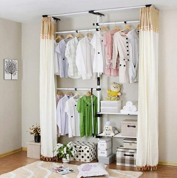 Отличная идея для маленьких комнат, в которых очень хочется разместить гардеробную. /Фото: archidea.com.ua