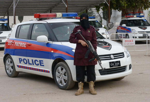 Суровая полицейская в Пешаваре, Пакистан