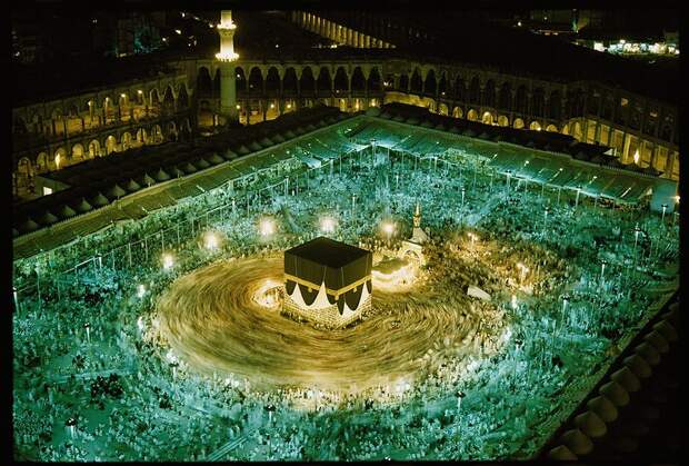 1965 Kaaba in Mecca by Thomas J. Abercrombie.jpg