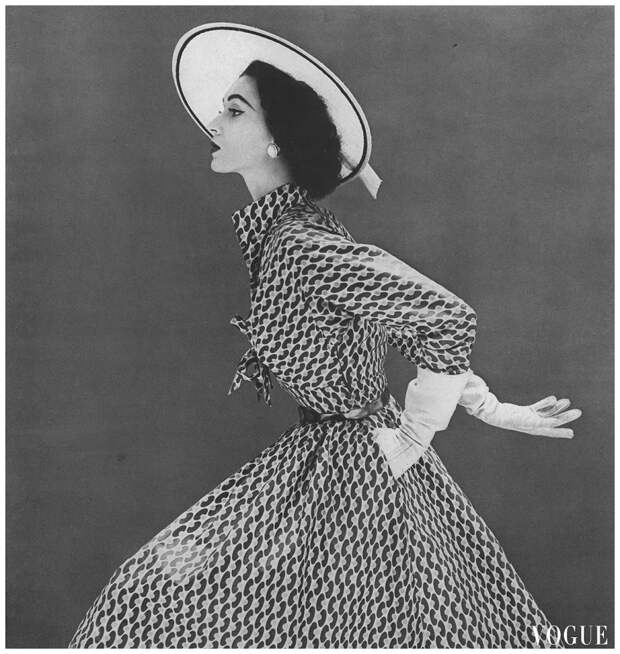 Dovima Photo Calhoun, Vogue, March 15, 1952.jpg