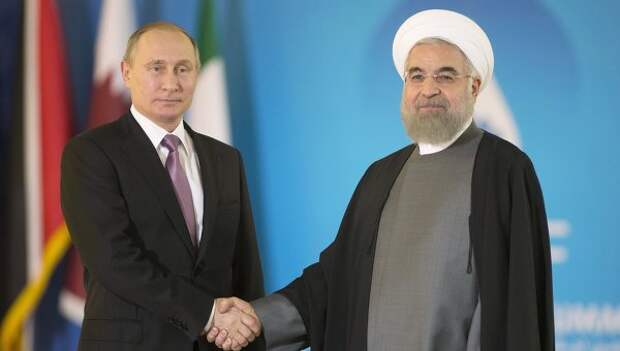 Президент России Владимир Путин и президент Исламской Республики Ирана Хасан Роухани перед началом саммита в Тегеране