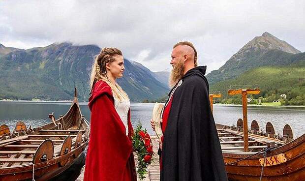 Пара сыграла традиционную свадьбу викингов впервые за последнюю 1000 лет