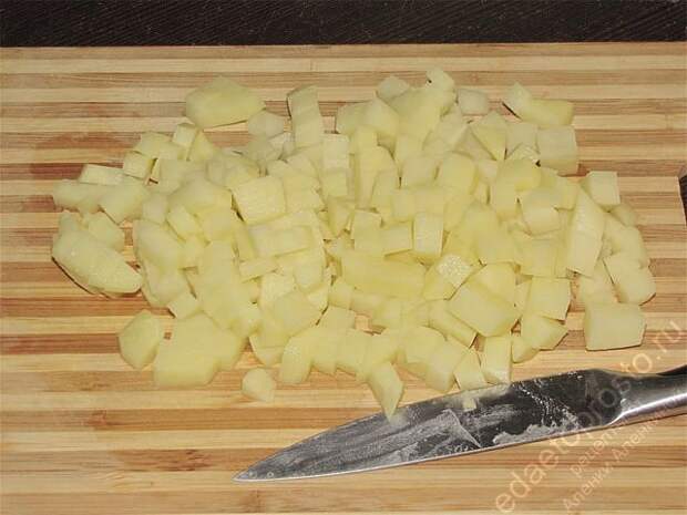 Очистить от кожуры картофель, помыть его и нарезать маленькими кубиками. пошаговое фото приготовления эчпочмака