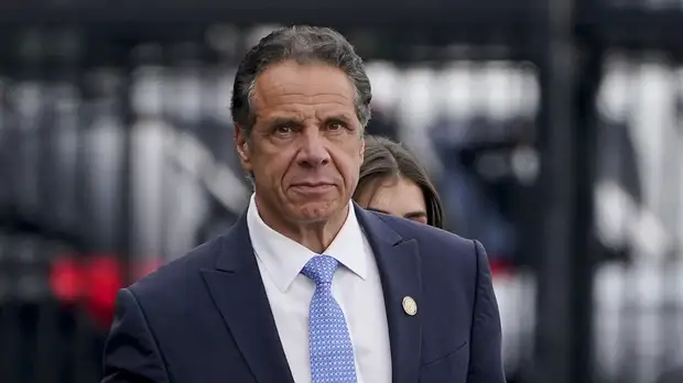 Суд в США закрыл рассмотрение дела о домогательствах экс-губернатора Нью-Йорка Куомо