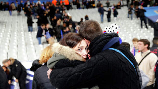 Люди во время эвакуации со стадиона Stade de France, рядом с которым прогремели взрывы Люди во время эвакуации со стадиона Stade de France, рядом с которым прогремели взрывы