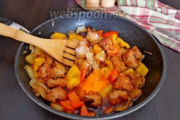 В сковороду вернуть мясо, перемешать, влить разведённый крахмал, перемешать, довести до кипения и снять с плиты.