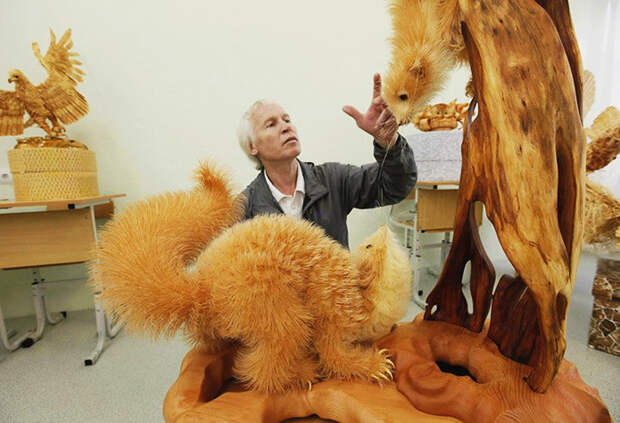 Скульптуры созданы из деревянной стружки Сергеем Бобковым в мире, скульптура
