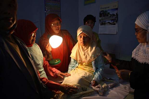Обрезание девочек в Индонезии