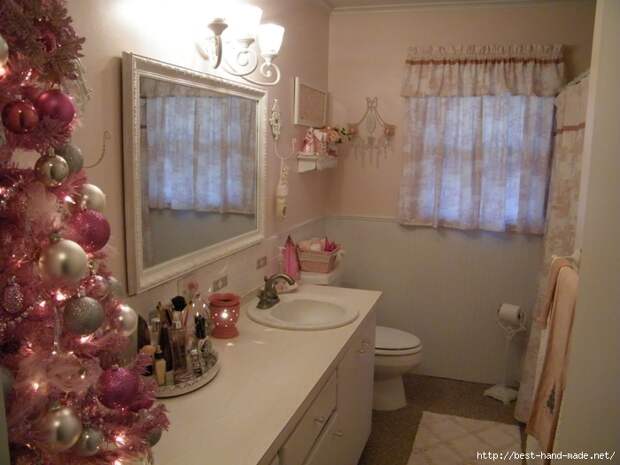 bathroom-decor-best-girly-christmas-bathroom-decorations-with-pink-small-decorated-christmas-tree-for-white-luxury-vanity-decor-christmas-bathroom-decorations-for-elegant-and-girly-accessories-and-orn (700x525, 245Kb)