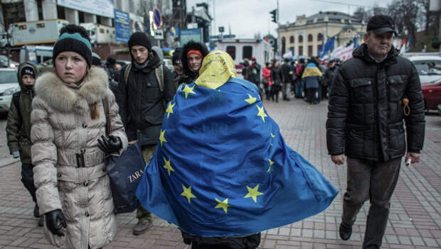 Женщина, обернувшаяся во флаг ЕС, идет по Крещатику в Киеве. Архивное фото