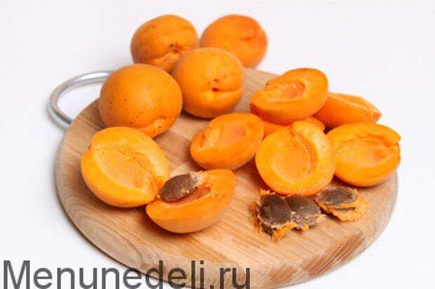 Тушеная говядина с абрикосами и карамелизированным луком