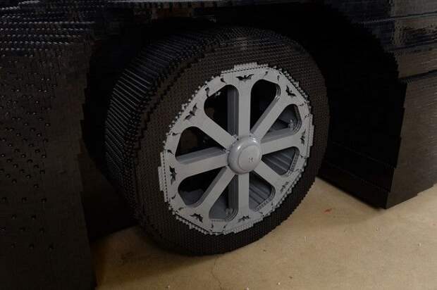 Бэтмобиль из кубиков Lego в натуральную величину
