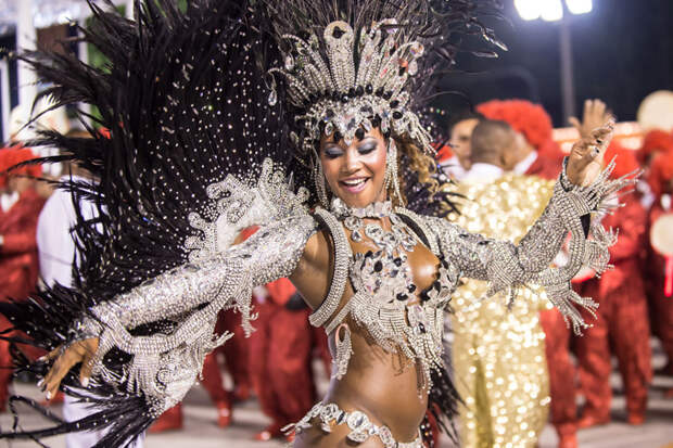Парад школ самбы на карнавале в Рио-де-Жанейро, Бразилия