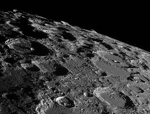 Кратер <noindex><a target=_blank href=http://en.wikipedia.org/wiki/Moretus_%28crater%29>Моретус</a></noindex> (здесь и ниже фото <noindex><a target=_blank href=http://legault.perso.sfr.fr/>Thierry Legault</a></noindex>).