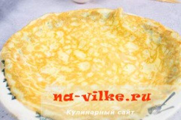 Яичные рулетики с красной икрой на шпажках