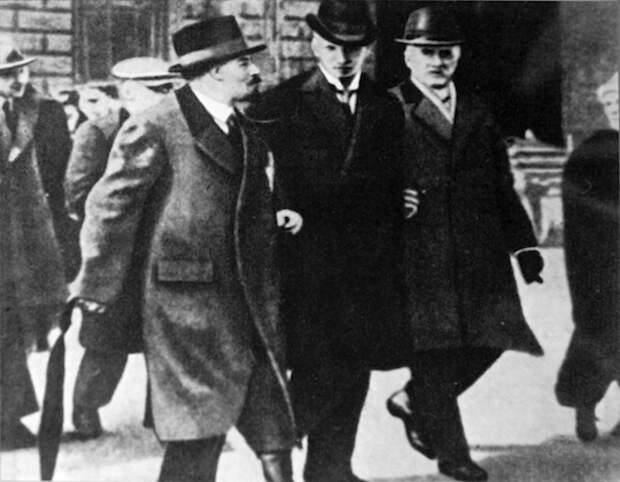 Ленин с шведскими социалистами Туре Нерманом и Карлом Линдхагеном в Стокгольме. 1917 год