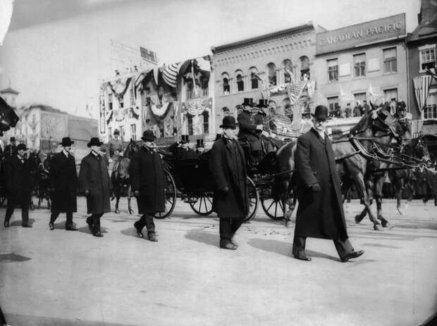 Behind-The-Historical-Photos30