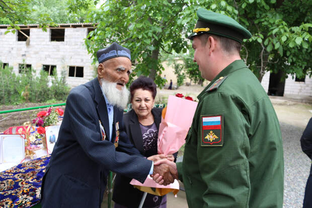 Российские военнослужащие в Таджикистане поздравили ветеранов ВОВ  с наступающим Днём Победы