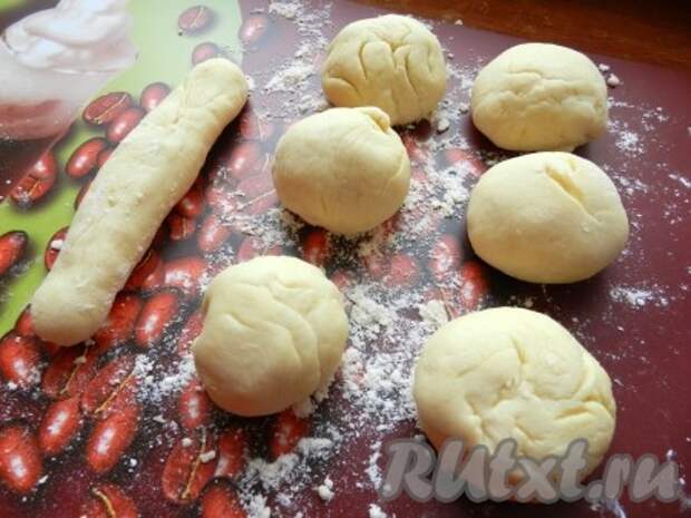 Готовое дрожжевое тесто разделить на небольшие кусочки. Из кусочков раскатать длинные жгутики.