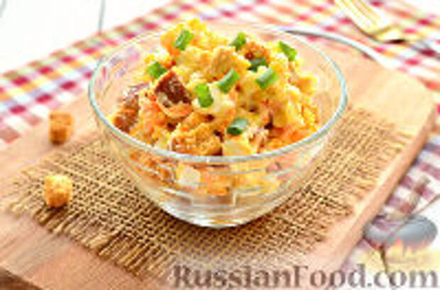 Фото к рецепту: Салат с яйцом и сухариками