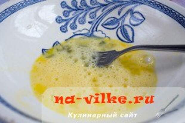 Яичные рулетики с красной икрой на шпажках