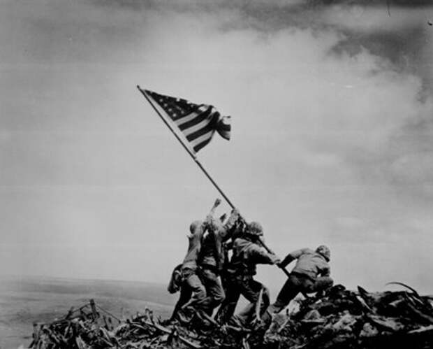 https://upload.wikimedia.org/wikipedia/ru/a/a1/WW2_Iwo_Jima_flag_raising.jpg
