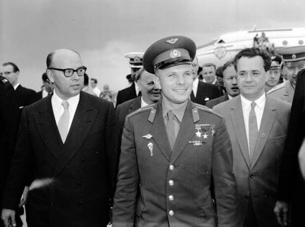 Гагарин посетил Великобританию в рамках международного турне после своего исторического космического полета. Этот визит принес много проблем как британской, так и советской сторонам.-4