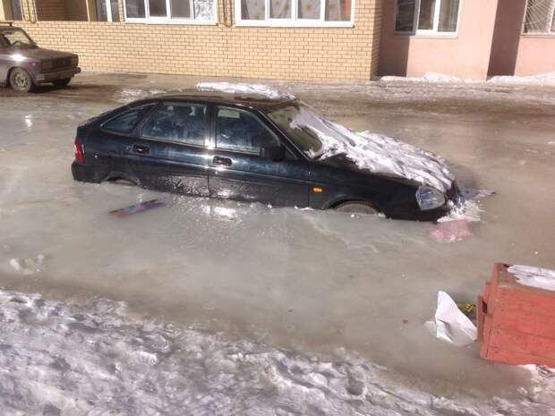 В Саратове Приора оказалась замурованной во льду авто, ваз, коммунальщики, лада, лед, приора