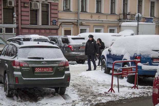 Напротив консульства Соединённых штатов Америки собственность правительства US вынесли даже на аллею посреди улицы, поставив там заодно и свои дипломатические автомобили. В кадастре этот участок не значится.