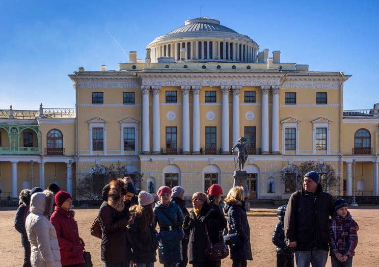 ID: 10624593 Дата съемки: 02.04.2015 Описание: Россия. Санкт-Петербург. Туристы у Павловского дворца во время экскурсии в музей-заповедник "Павловск". Руслан Шамуков/ТАСС