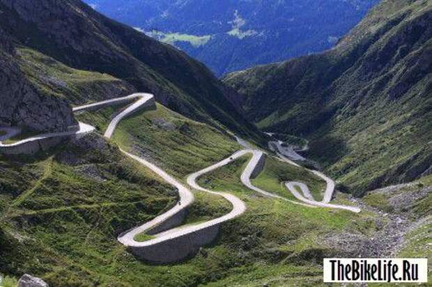 b2ap3_thumbnail_The_old_road_winding_over_St._Gotthard_pass_el._2106_m._or_6909_ft._high_in_the_Swiss_Alps-450x300.jpg