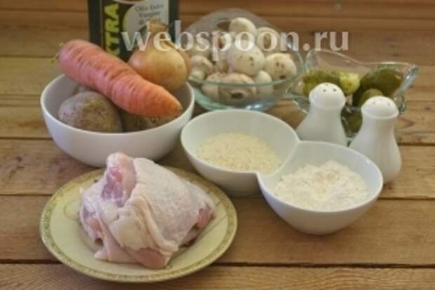 Для приготовления рассольника нам необходимо взять: куриное мясо (не филе), огурцы, картофель, лук, морковь, шампиньоны, рис, муку, растительное масло и специи.