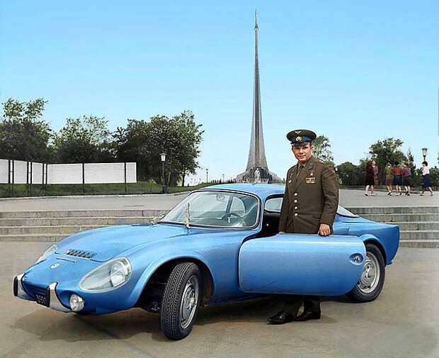 Юрий Гагарин и его Matra Bonnet Djet VS, подаренная французами.