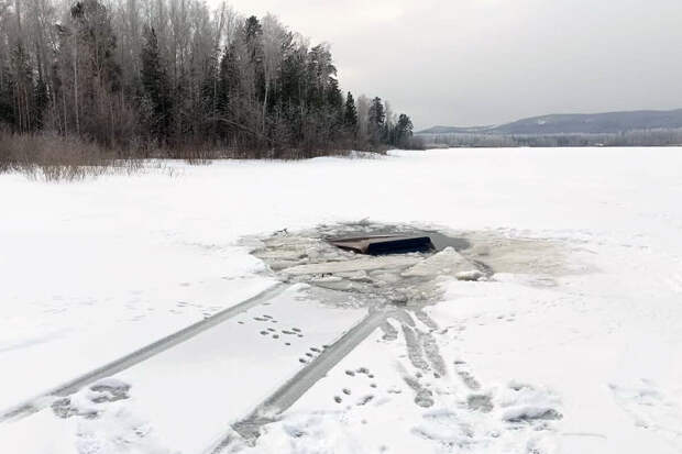 В Челябинской области машина провалилась под лед на водохранилище