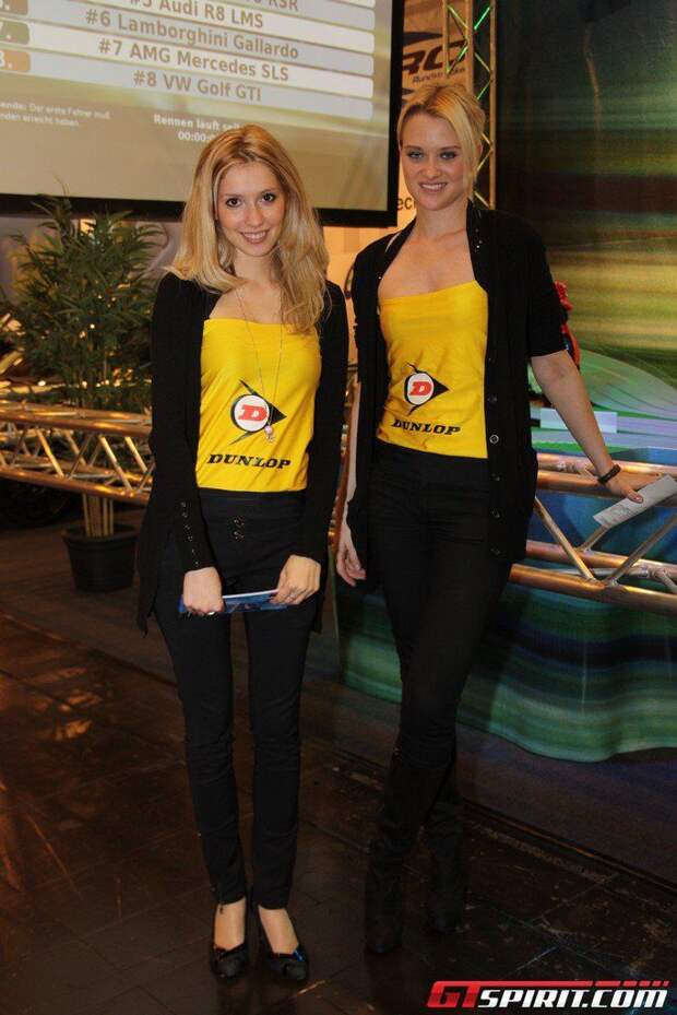 Девушки с автосалона Essen Motor Show (72 фото)