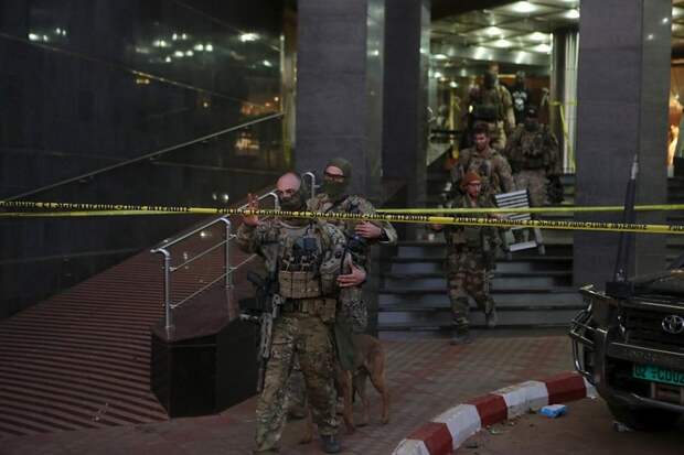 French soldiers leave the Radisson hotel in Bamako