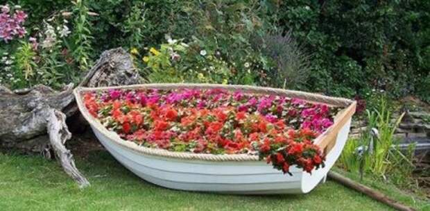 замечательная идея: цветник в лодке на дачном участке 