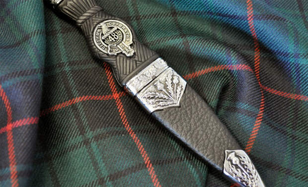 Шотландский Скин Ду Буквально Sgian Dubh переводится с гэльского как «Черный нож». Легенды гласят, что это название должно обозначать цвет лезвия ножа, побывавшего в гуще схватки. Более прозаичные исследователи считают, что название возникло из-за скрытного способа ношения ножа. На данный момент Скин Ду превратился в элемент национального костюма гордого горца — по прямому назначению их, конечно же, уже никто не применяет.