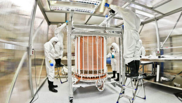 Учёные готовят детектор XENON1T к работе (фото XENON1T).