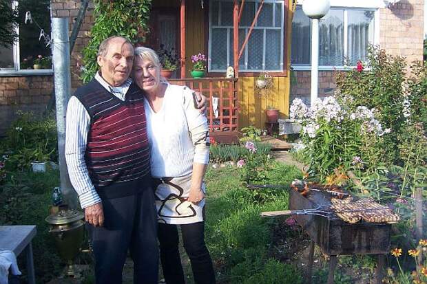 Помогает Александру справиться с урожаем жена Нина Фото: Ирина Бокова