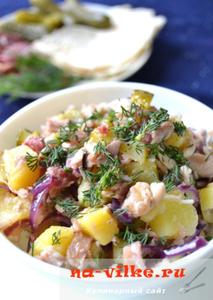 Картофельный салат с курицей и копчёностями