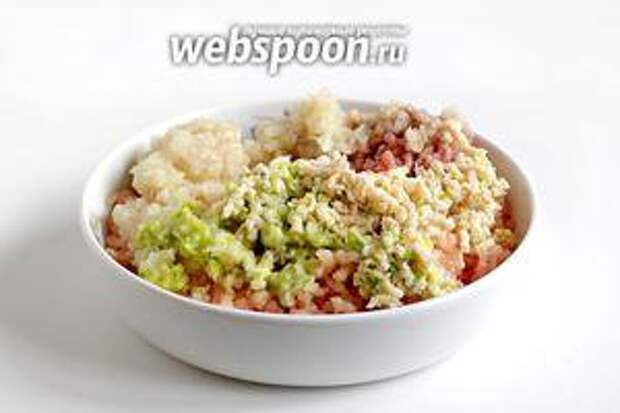 К фаршу добавить прокрученные в мясорубке замоченный в молоке белый хлеб, репчатый лук, перья чеснока. Посолить, поперчить и вымешать, чтобы получился однородный фарш.