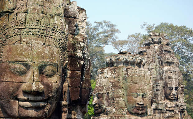 Храм Байон Сием Рип, Камбоджа А вот памятник уже кхмерской культуры. Храм Байон построили в конце 12-го века. Его отличительная особенность — массивные каменные скульптуры, расположенные на многочисленных башнях здания.