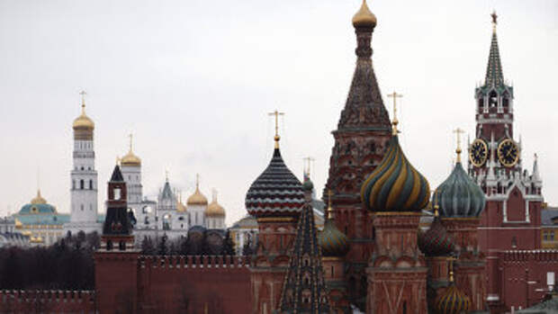 Вид на Покровский собор, Спасскую башню и соборы Московского Кремля. Архивное фото
