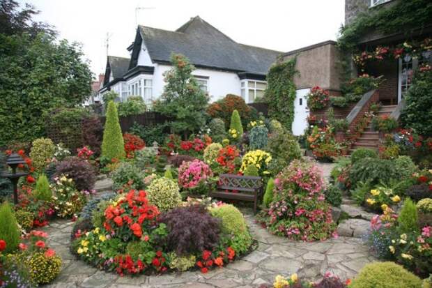 Яркий цветочный ландшафт сада в английском стиле