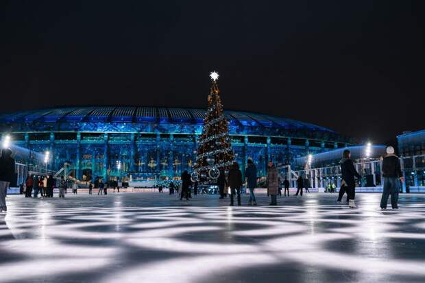 Каток в "Лужниках" будет работать до 15 марта