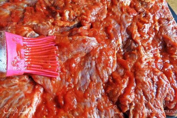 Вначале промаринованное мясо смазать готовой сальсой или кетчупом.