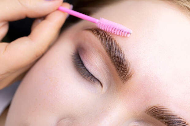 Pravda.Ru: форму бровей важно создавать при ярком освещении