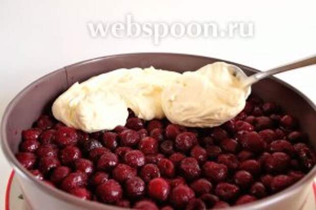 Выложить весь крем равномерно поверх вишни. Получится слой крема примерно в 2 см толщиной.